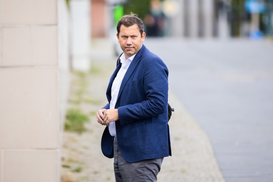 03.09.2022, Berlin: Lars Klingbeil, SPD-Bundesvorsitzender, trifft zum Koalitionsausschuss am Bundeskanzleramt ein. Foto: Christoph Soeder/dpa +++ dpa-Bildfunk +++