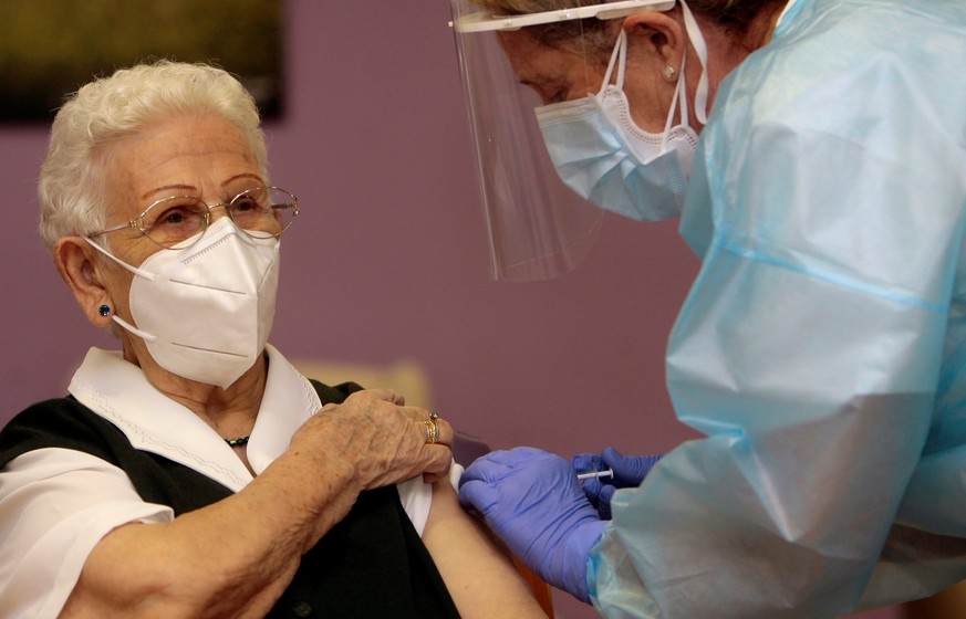 Die erste Spanierin, die geimpft wurde, war die 96-jährige Araceli Hidalgo in Guadalajara.