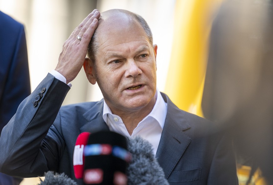 12.08.2022, Brandenburg, Potsdam: Bundeskanzler Olaf Scholz (SPD) spricht bei seinem Besuch vom Heizkraftwerk Potsdam S