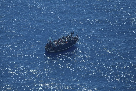 HANDOUT - 09.04.2023, ---: Dieses von der deutschen humanitären Organisation «Sea-Watch» zur Verfügung gestellte Foto zeigt ein in Seenot geratenes Boot mit rund 400 Menschen an Bord im zentralen Mitt ...