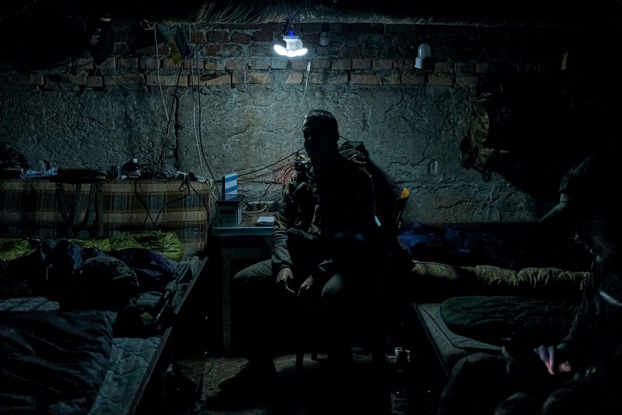 29.04.2023, Ukraine, Bachmut: Ein ukrainischer Soldat ruht sich kurz in einem Unterstand in der Nähe von Bachmut aus, einer Stadt im Osten der Ukraine, in der Kämpfe zwischen ukrainischen und russisch ...