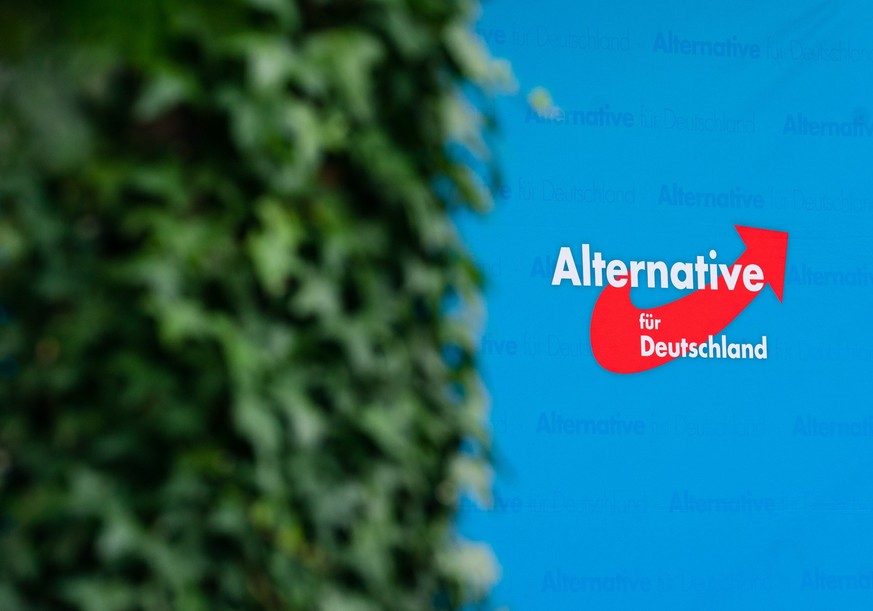 ARCHIV - 05.09.2022, Bayern, Abensberg: Ein Plakat mit dem Logo der Partei Alternative für Deutschland (AfD) ist beim Politischen Frühschoppen auf dem Volksfest Gillamoos im Schlossgarten angebracht.  ...
