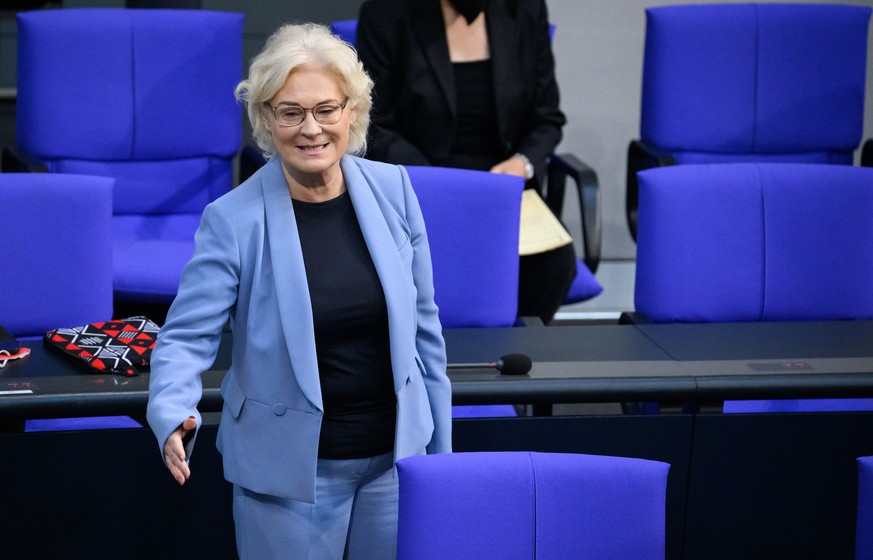 08.07.2022, Berlin: Christine Lambrecht (SPD), Bundesministerin der Verteidigung, kommt zur Plenarsitzung im Deutschen Bundestag. Hauptthemen der 48. Sitzung der 20. Legislaturperiode sind die Abstimm ...