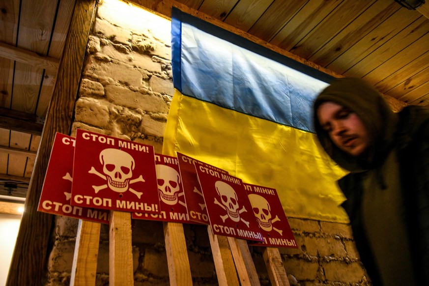 03.03.2022, Ukraine, Saporischschja: &quot;Stop mines!&quot;-Schild auf dem Gel