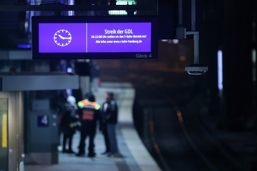 07.12.2023, Hamburg: Auf einer Anzeigentafel an einem S-Bahn-Gleis wird im Hauptbahnhof auf den Streik der GDL hingewiesen. Die Gewerkschaft Deutscher Lokomotivf