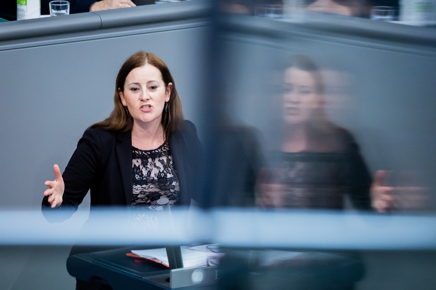 08.04.2022, Berlin: Janine Wissler, Mitglied des Deutschen Bundestages und Bundesvorsitzende der Partei Die Linke, spricht im Plenum des Deutschen Bundestages. Auf der Tagesordnung stehen unter andere ...