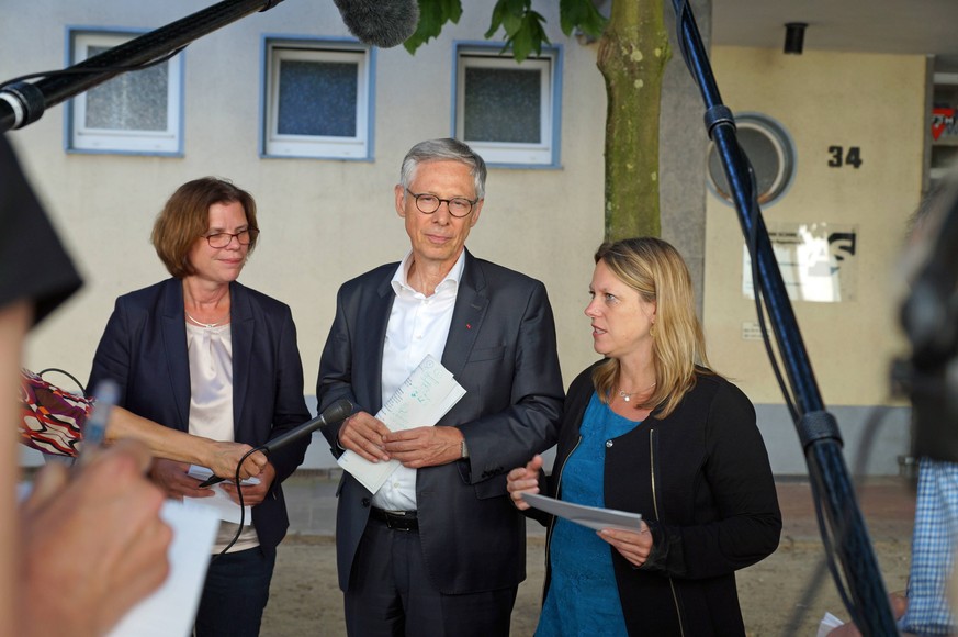 So sehen Sieger aus: Bürgermeister Carsten Sieling (SPD) mit den Fraktionsvorsitzenden der Linken, Kristina Vogt (l.), und der Grünen, Maike Schaefer.