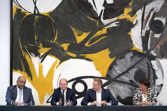 Omid Nouripour (v.l.), Olaf Scholz, Christian Lindner und Saskia Esken stellen das dritte Entlastungspaket vor.