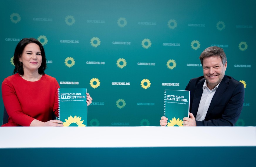 19.03.2021, Berlin: Annalena Baerbock (l), Bundesvorsitzende von Bündnis 90/Die Grünen, und Robert Habeck, Bundesvorsitzender von Bündnis 90/Die Grünen, stellen den Entwurf des Grünen-Wahlprogramms fü ...