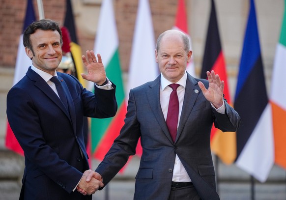 10.03.2022, Frankreich, Versailles: Frankreichs Pr�sident Emmanuel Macron (l) empf�ngt Bundeskanzler Olaf Scholz (SPD) am Schloss in Versailles zu Beginn des Treffens der Staats- und Regierungschefs d ...