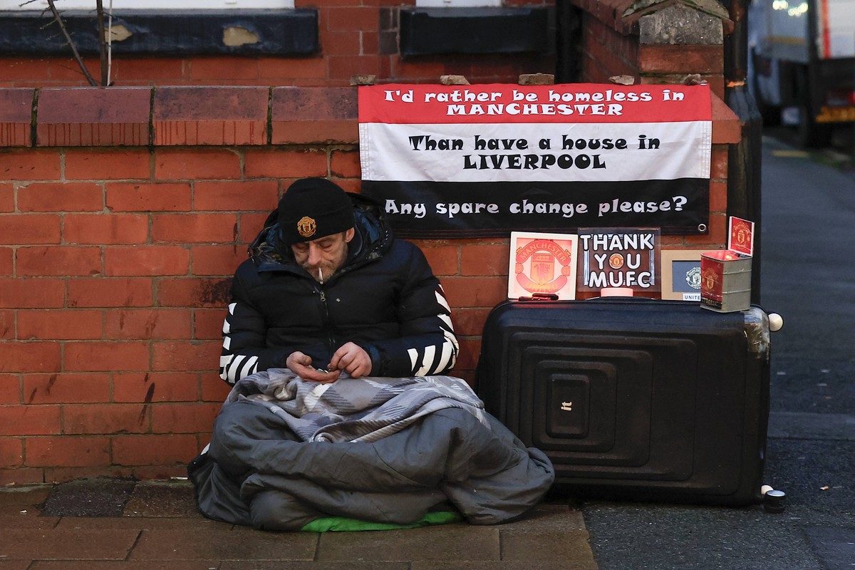Manchester United, ManU v Ipswich Town Premier League 26/02/2025. Homeless man outside the stadium ahead of the Premier League match between Manchester United and Ipswich Town at Old Trafford, Manches ...