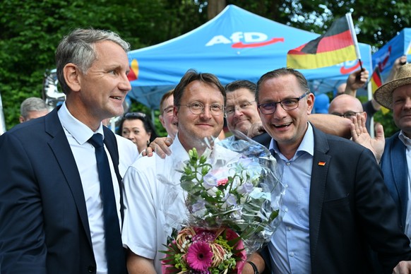 25.06.2023, Thüringen, Sonneberg: Björn Höcke, Vorsitzender der AfD Thüringen (l) und Tino Chrupalla, AfD-Bundesvorsitzender (r) gratulieren im Garten des Restaurants Frankenbaude dem Wahlsieger des T ...