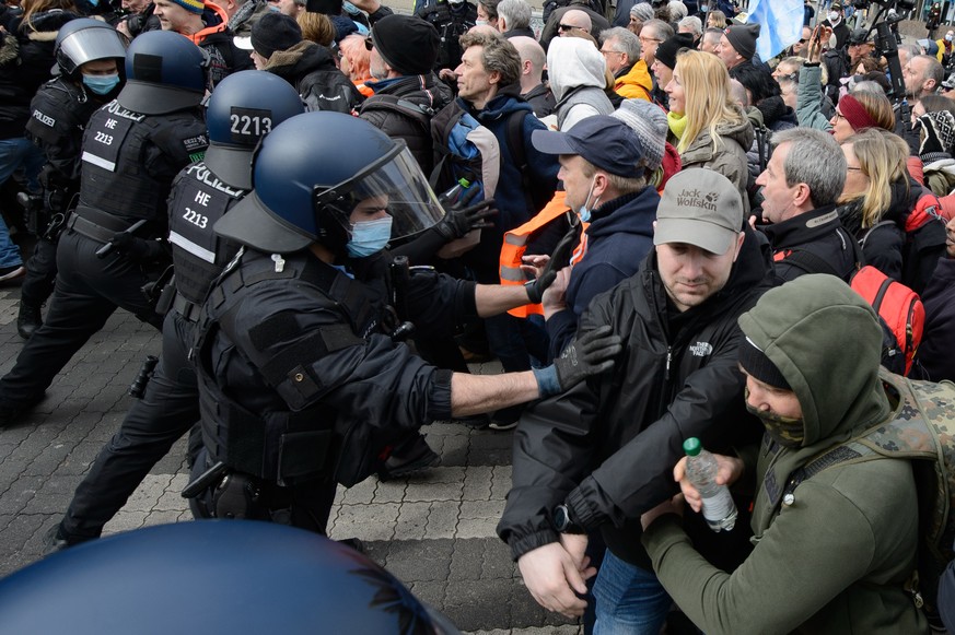 20.03.2021, Hessen, Kassel: Einsatzkr