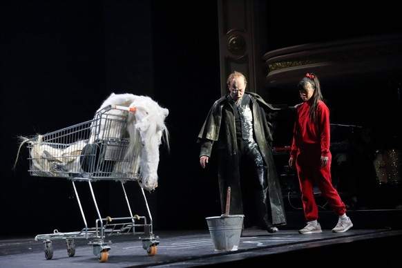 Manuel Harder als Hauke Haien und Hieu Pham als Wienke Haien u.a. w�hrend der Fotoprobe f�r das St�ck Der Schimmelreiter / Hauke Haiens Tod im Deutschen Theater in Berlin, 24. April 2024. // Nach der  ...