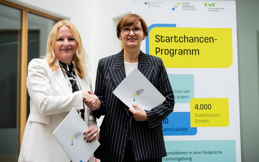 ARCHIV - 04.06.2024, Berlin: Bettina Stark-Watzinger (FDP, r), Bundesministerin für Bildung und Forschung, steht neben Christine Streichert-Clivot (SPD), Präsidentin der Kultusministerkonferenz und Bi ...