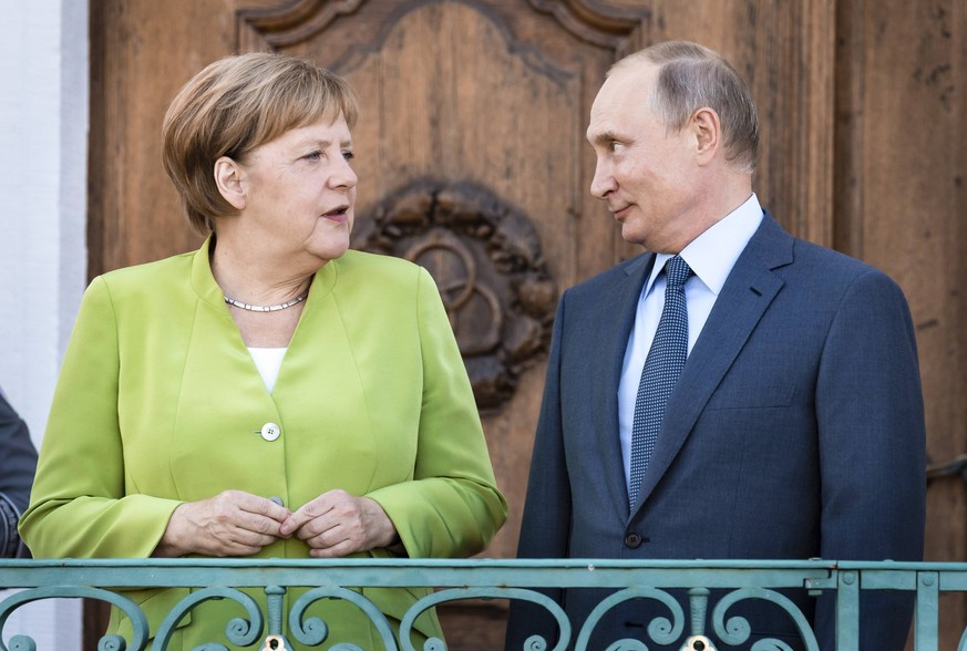 News Bilder des Tages Bundeskanzlerin Angela Merkel (l), CDU, empfaengt den Russischen Praesidenten Wladimir Putin vor Schloss Meseberg. 18.08.2018, Gransee. Berlin Deutschland *** Chancellor Angela M ...