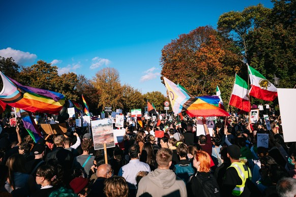 Solidarität Kundgebung in Berlin für die Protestbewegung im Iran Iran Rally Berlin 2022 *** Solidarity rally in Berlin for the protest movement in Iran Iran Rally Berlin 2022