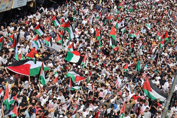13.10.2023, Jordanien, Amman: Menschen nehmen an einer Pro-Palästina-Kundgebung teil. In Jordanien haben Tausende Menschen am Freitag für die Palästinensier und insbesondere für die Einwohner des Gaza ...