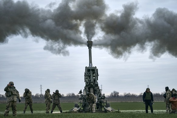 09.01.2023, Ukraine, Cherson: Ukrainische Soldaten feuern aus einer von den USA gelieferten Haubitze M777 auf russische Stellungen in der Region Kherson, Ukraine. Foto: Libkos/AP/dpa +++ dpa-Bildfunk ...
