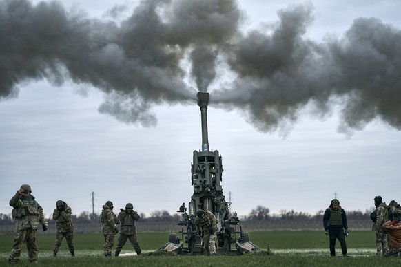 09.01.2023, Ukraine, Cherson: Ukrainische Soldaten feuern aus einer von den USA gelieferten Haubitze M777 auf russische Stellungen in der Region Kherson, Ukraine. Foto: Libkos/AP/dpa +++ dpa-Bildfunk  ...