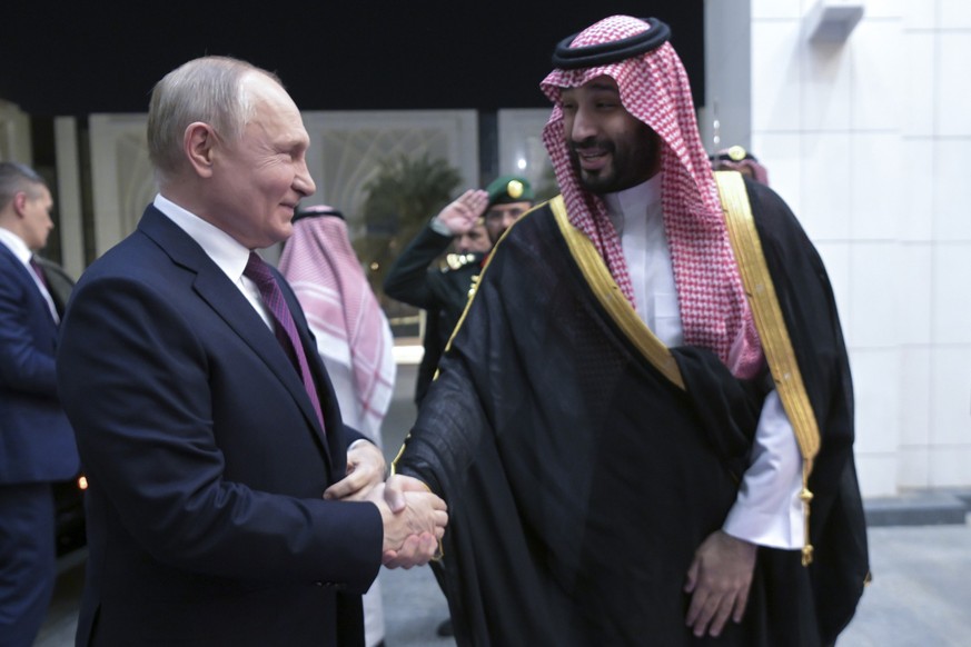 06.12.2023, Saudi-Arabien, Riad: Dieses von der staatlichen russischen Nachrichtenagentur Sputnik via AP veröffentlichte Foto zeigt Mohammed bin Salman (r), Kronprinz von Saudi Arabien, und Wladimir P ...