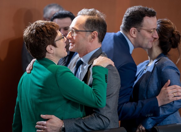 ARCHIV - 12.02.2020, Berlin: Annegret Kramp-Karrenbauer (l-r, CDU), Bundesministerin der Verteidigung und CDU-Bundesvorsitzende, wird von Heiko Maas (SPD), Au�enminister, umarmt. Daneben umarmen sich  ...