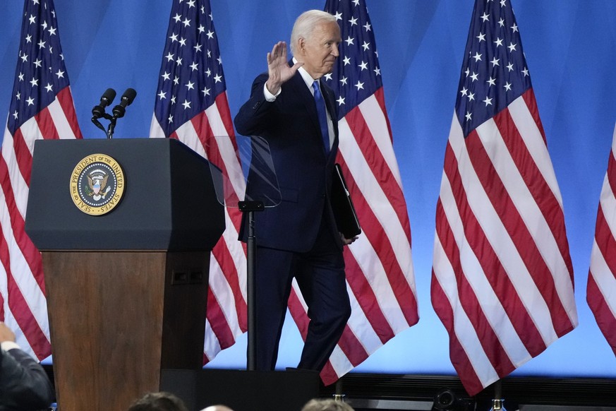 dpatopbilder - 11.07.2024, USA, Washington: US-Präsident Joe Biden verlässt das Podium nach einer Pressekonferenz am letzten Tag des Nato-Gipfels in Washington. Foto: Jacquelyn Martin/AP +++ dpa-Bildf ...