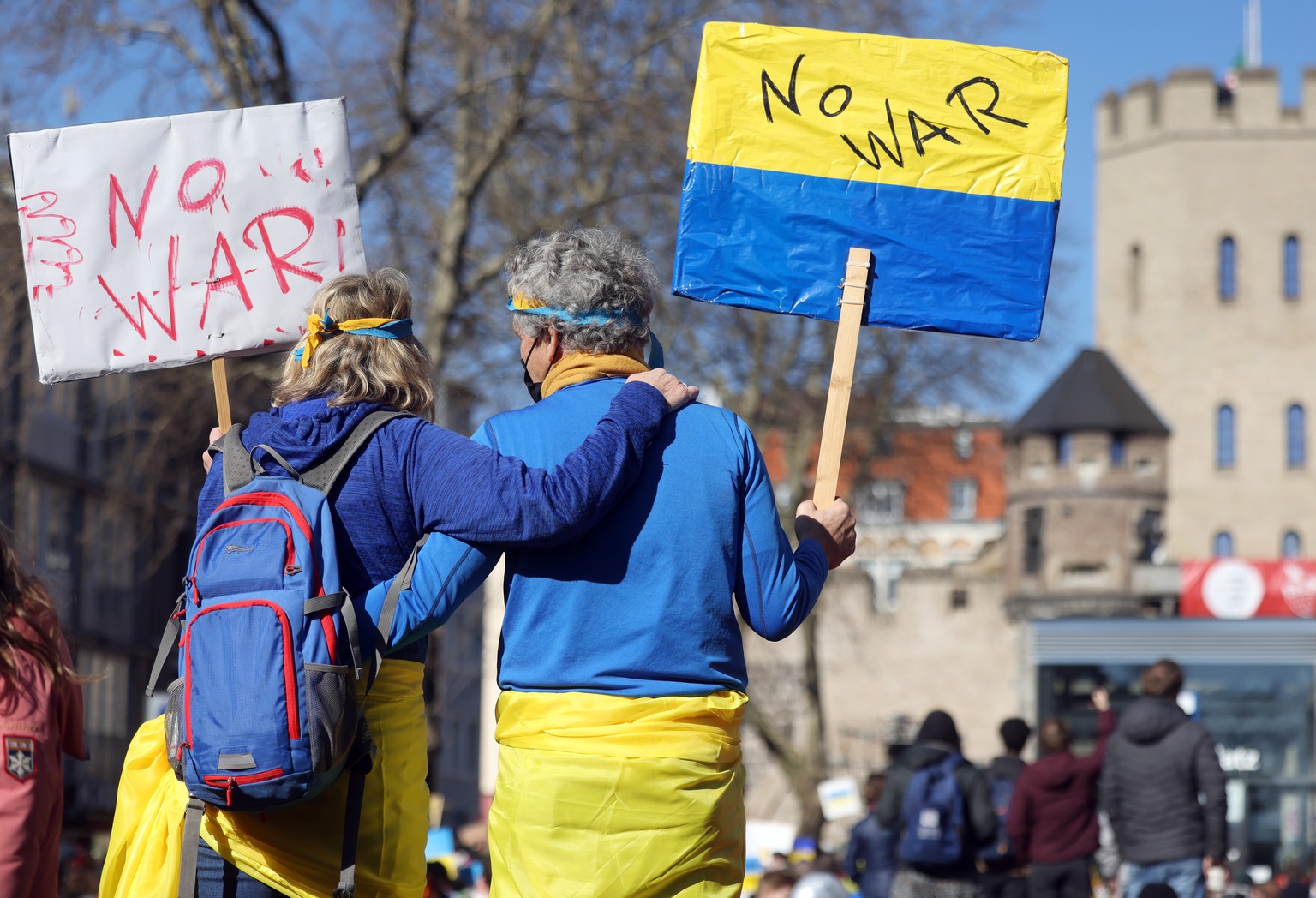 dpatopbilder - 28.02.2022, Nordrhein-Westfalen, K�ln: Teilnehmer der Friedensdemonstration am Rosenmontag tragen die ukrainischen Nationalfarben und Schilder mit der Aufschrift &quot;No War&quot;. Nac ...