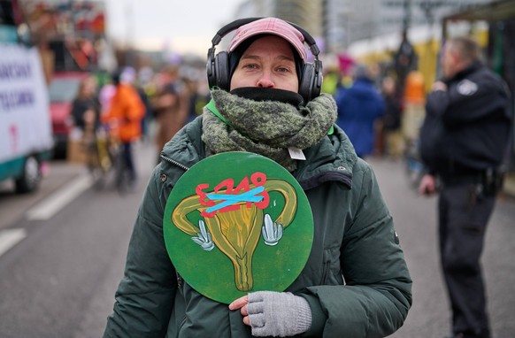 Die Kampagne Abtreibung legalisieren rief am 07.12.2024 in Berlin und Karlsruhe zu Demonstrationen fuer die Legalisierung von Abtreibungen statt Foto vom 07.12.2024: Demo in Berlin. Mehr als 100 Verba ...