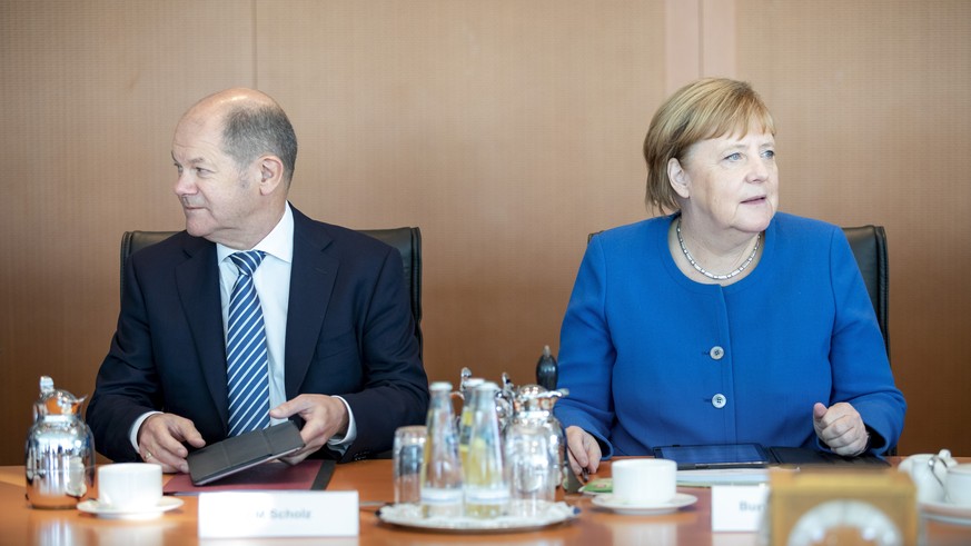 News Bilder des Tages Bundeskanzlerin Angela Merkel, CDU, r und Bundesfinanzminister Olaf Scholz, SPD, l aufgenommen vor Beginn einer Kabinettssitzung im Bundeskanzleramt. Berlin, 30.10.2019. Berlin D ...