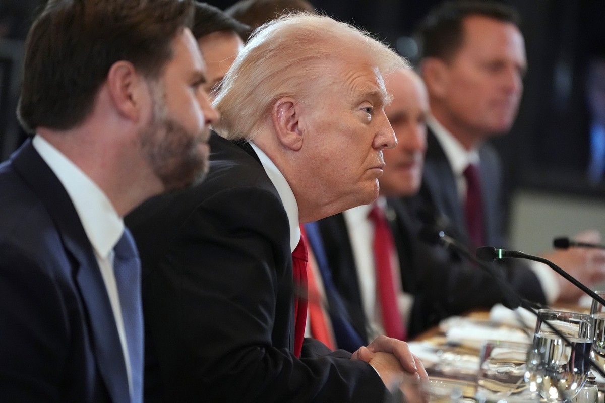 President Donald Trump, center, alongside Vice President JD Vance, left, attends a dinner with leaders from countries in Central Asia, Thursday, Nov. 6, 2025, in the East Room of the White House in Wa ...