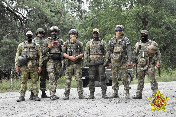 HANDOUT - 20.07.2023, Belarus, ---: Auf diesem vom belarussischen Verteidigungsministerium zur Verfügung gestellten Foto stehen belarussische Soldaten der Special Operations Forces (SOF) und Söldner d ...