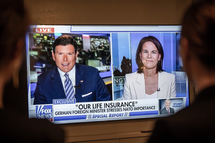 14.09.2023, USA, Washington: Annalena Baerbock (Bündnis90/Die Grünen), Außenministerin, ist auf einem TV Bildschirm des TV-Senders Fox News während eines Interviews mit Bret Baier zu sehen. Foto: Mich ...