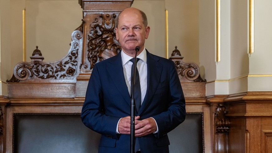 ARCHIV - 19.08.2022, Hamburg: Bundeskanzler Olaf Scholz (SPD) gibt nach der Sitzung des Parlamentarischen Untersuchungsausschusses zur Cum-Ex Affäre, in der er als Zeuge befragt wurde, ein kurzes Stat ...