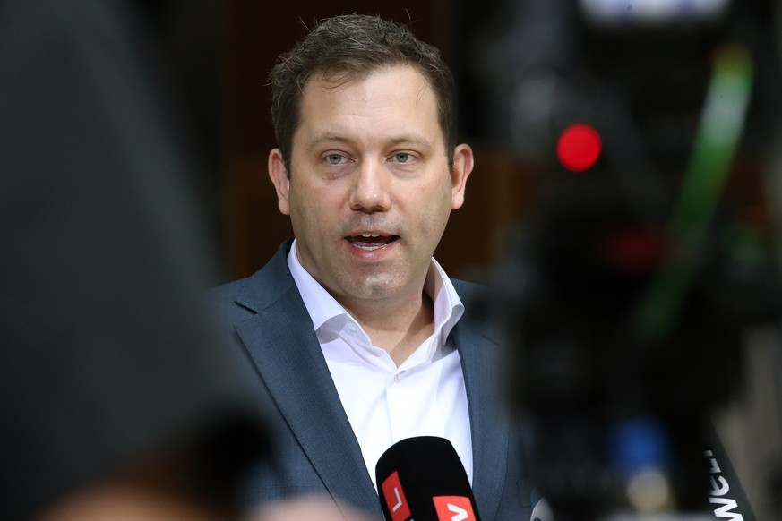 22.02.2022, Berlin: Lars Klingbeil, SPD-Parteivorsitzender, gibt in der SPD-Parteizentrale ein Statement zu den aktuellen Entwicklungen im Russland-Ukraine-Konflikt ab. Foto: Wolfgang Kumm/dpa +++ dpa ...