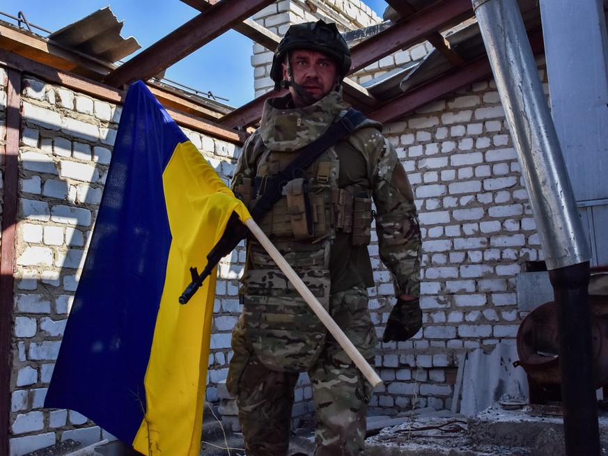 August 19, 2024, Orikhiv, Zaporizhzhia, Ukraine: A Ukrainian serviceman of 141st Separate Infantry brigade seen with the Ukrainian National Flag while getting to the top of the municipal building that ...