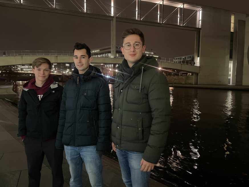 Timon Dzienus (Grüne Jugend), Nemir Ali (Julis) und Philipp Türmer (Jusos) hinter dem Paul-Löbe-Haus, einem der Gebäude des Bundestags in Berlin.