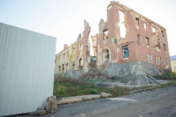 30.10.2018, Ukraine, Slowjansk: Ein zerstörtes Gebäude einer ehemaligen Klinik ist auf einem Hügel in der Nähe von Slowjansk im Oblast Donezk zu sehen. Nach Auseinandersetzungen zwischen dem Ukrainisc ...