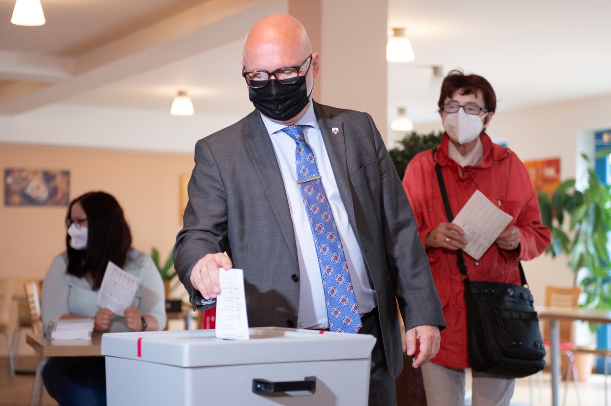 06.06.2021, Sachsen-Anhalt, Magdeburg: Oliver Kirchner, Spitzenkandidat der AfD f�r die Landtagswahl in Sachsen-Anhalt, wirft nach der Stimmabgabe in einem Wahllokal seinen Stimmzettel in die Wahlurne ...