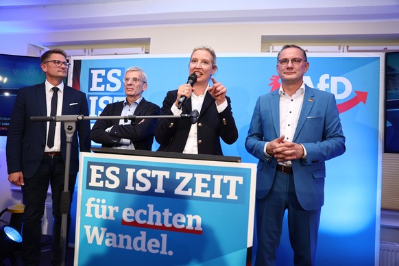 22.09.2024, Brandenburg, Potsdam: Alice Weidel, AfD-Bundessprecherin, Hans-Christoph Berndt (2.v.l), stellvertetender Vorsitzender der AfD Brandenburg und Spitzenkandidat, Rene Springer (l), AfD-Lande ...