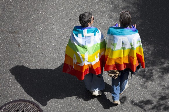 Zwei Teilnehmer diskutieren waehrend dem traditionellen Ostermarsch, am Ostermontag, 22. April 2019 in Bern. Der Ostermarsch steht in diesem Jahr unter dem Motto &quot;Frieden statt Krieg exportieren& ...