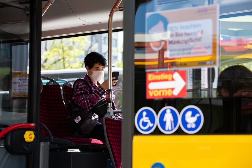 Stadt Hanau ordnet Maskenpflicht an 20.04.2020 Hanau x1x Corona-Virus: Als erste Stadt in Hessen führt Hanau die Maskenpflicht ein. Masken müssen in Bussen und in Geschäften beim Einkaufen getragen we ...