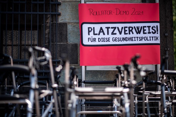 Rollatoren stehen vor einer roten Karte auf der „Platzverweis! Für diese Gesundheitspolitik“ steht. Aus Anlass der Gesundheitsministerkonferenz gehen Beschäftigte aus Krankenhäusern, Pflege- und ander ...