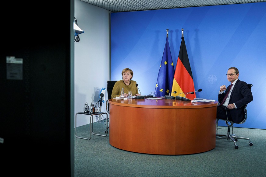 HANDOUT - 05.01.2021, Berlin: Bundeskanzlerin Angela Merkel (CDU), nimmt neben Michael M