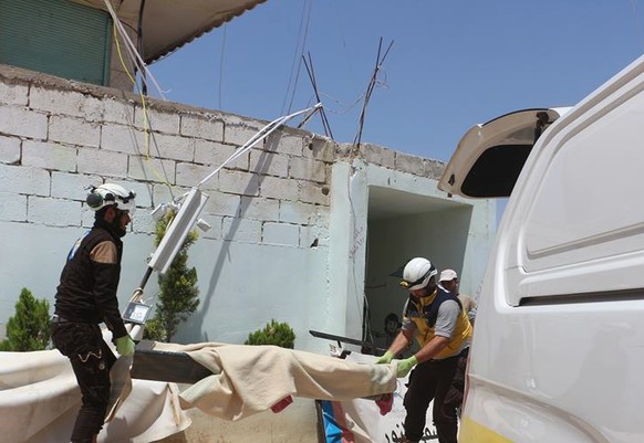 Dieses Bild soll laut den oppositionellen "Weißhelmen" die Evakuierung von Verletzten nach einem Luftangriff auf ein Kinderkrankenhaus zeigen.