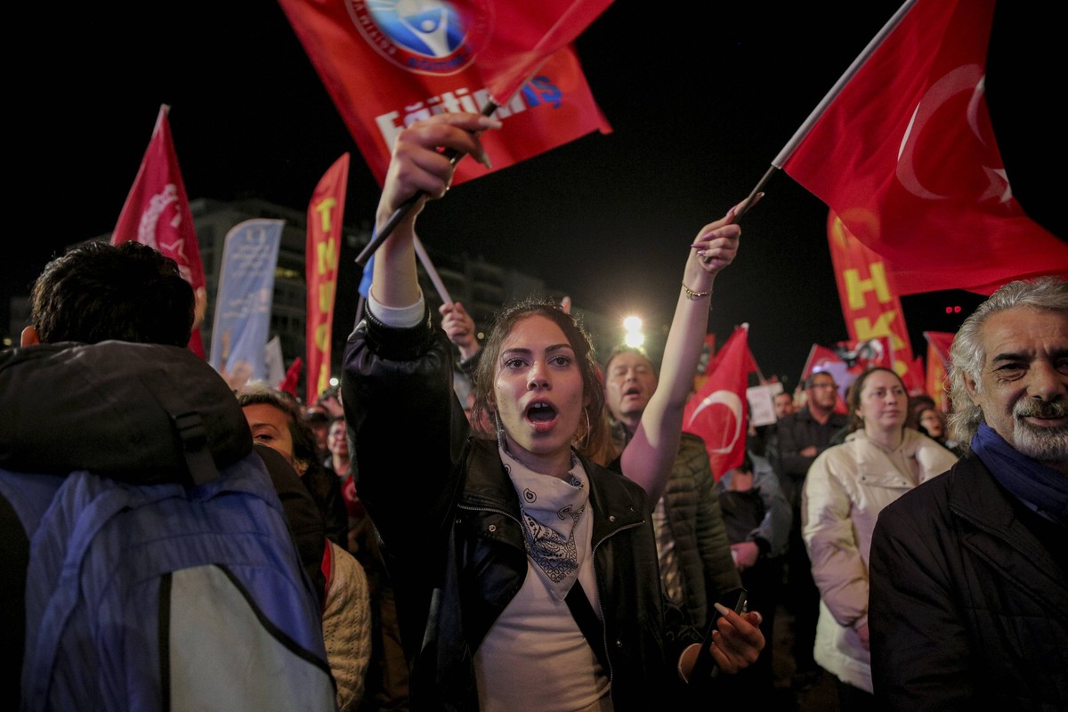 Turkey protests Demonstrators wave flags and shout slogans during a nighttime rally in Izmir, Turkey, on March 24, 2025. Since March 19, mass protests have erupted across Turkey over the jailing of Is ...