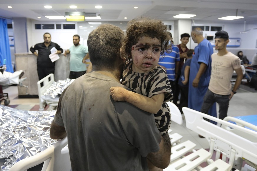 19.10.2023, Palästinensische Gebiete, Gaza-Stadt: Verwundete palästinensische Kinder kommen nach israelischen Luftangriffen auf Gaza-Stadt im zentralen Gazastreifen im Al-Shifa-Krankenhaus an. Foto: A ...