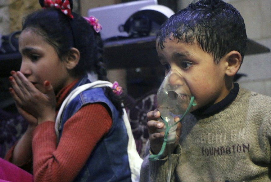 Zwei Kinder nach den Giftgas-Angriffen auf Ost-Ghuta. Das Foto wurde von den syrischen &quot;Weißhelmen&quot; veröffentlicht.