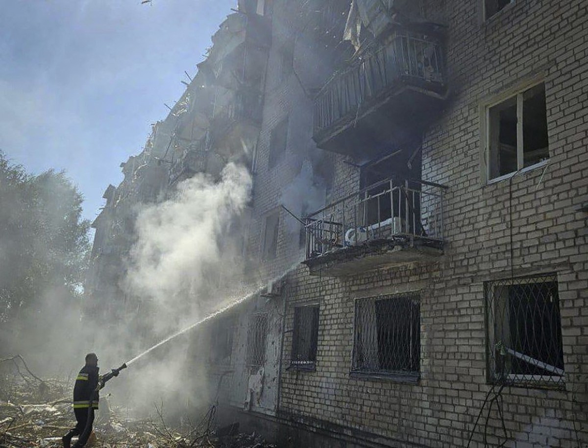 HANDOUT - 06.09.2024, Ukraine, Pawlohrad: Auf diesem vom ukrainischen Katastrophenschutz via AP zur Verfügung gestellten Foto löschen Feuerwehrleute ein Feuer nach einem russischen Raketenangriff. (zu ...