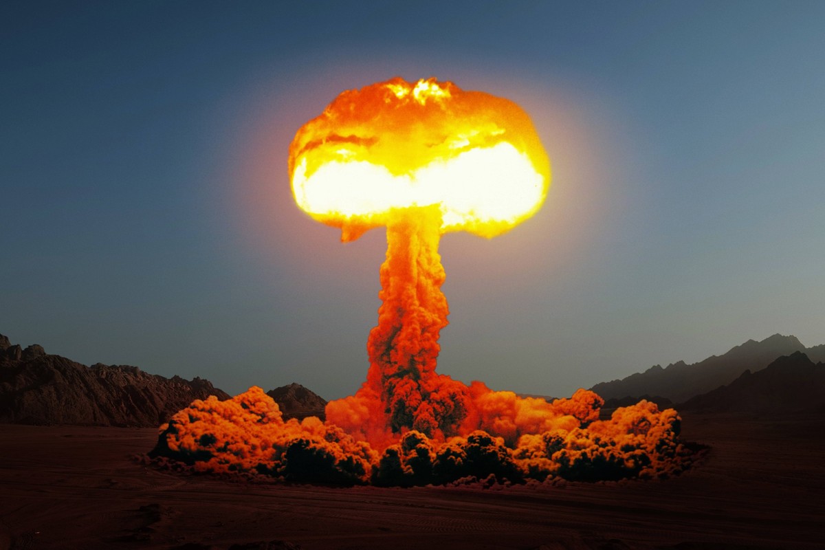 Schreckliche Explosion einer Atombombe mit einem Pilz in der W�ste. Wasserstoffbombentest. Nukleare Katastrophe. Kernpilz. Dritter Weltkrieg *** Terrible Explosion a Atomic bomb with a Pilz in the Des ...